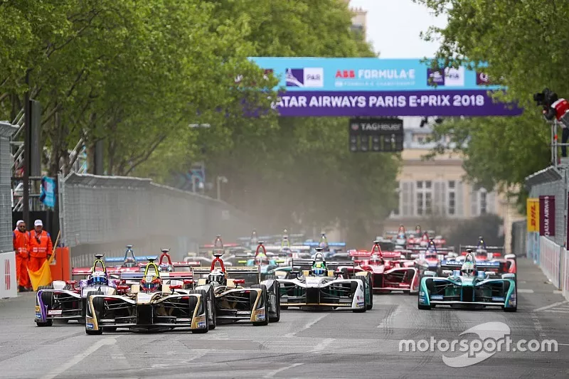 Start van de race Jean-Eric Vergne, Techeetah, voor Sam Bird, DS Virgin Racing, Andre Lotterer, Techeetah, Maro Engel, Venturi Formula E Team
