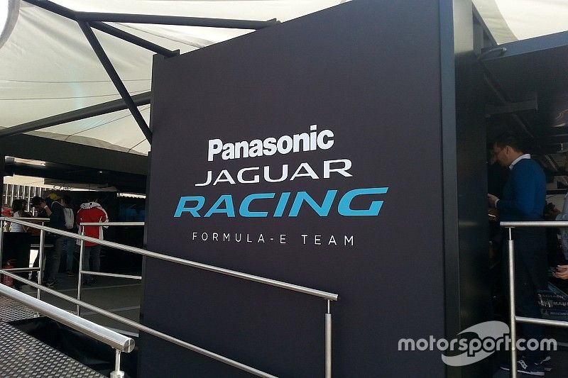 Lo stand Panasonic Jaguar Racing nell'eVillage