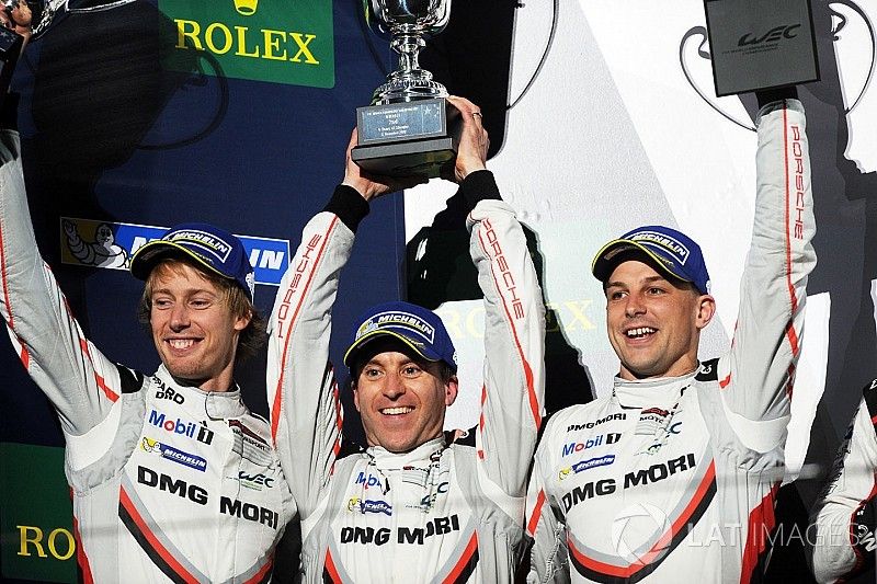 Podio: al secondo posto Timo Bernhard, Earl Bamber, Brendon Hartley, Porsche Team