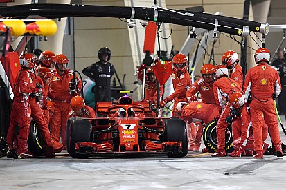 Mecânico que teve perna quebrada por Kimi no Bahrein retorna à Ferrari