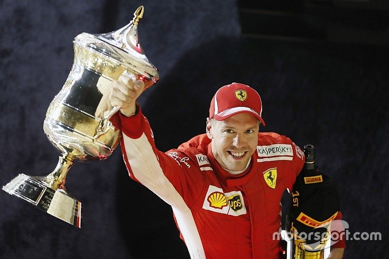 Sebastian Vettel, Ferrari, 1 ° puesto, celebra con su trofeo