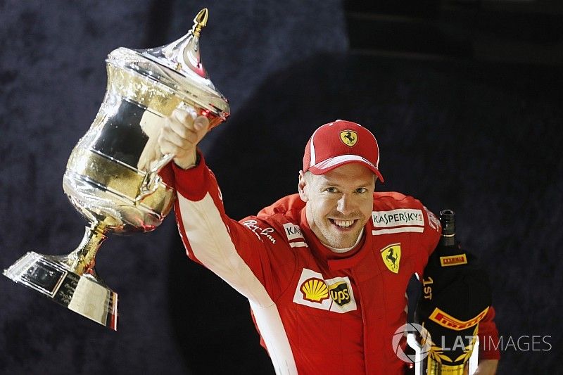 Sebastian Vettel, Ferrari, 1 ° puesto, celebra con su trofeo