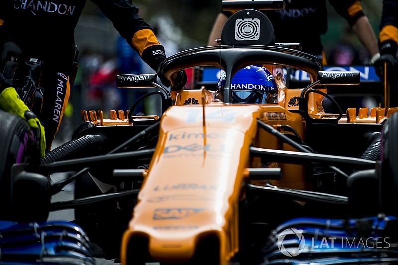 Egyedi és látványos orral debütál a McLaren B autója Barcelonában