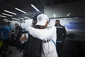 Mercedes: Vitória de Hamilton em Baku "não parece certa"