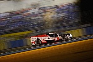 Le Mans, 15° ora: Alonso e Nakajima danno spettacolo nella notte e annullano la penalizzazione