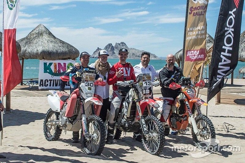 En el centro, Skyler Howes, primer inscrito del Dakar 2019