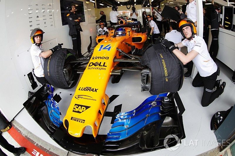 Fernando Alonso, McLaren MCL33 Renault, in the garage