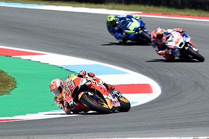 Гонщики MotoGP устроили фестиваль обгонов в Ассене, победил Маркес