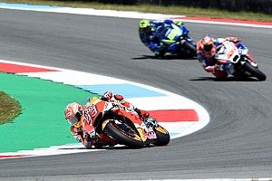 Гонщики MotoGP устроили фестиваль обгонов в Ассене, победил Маркес