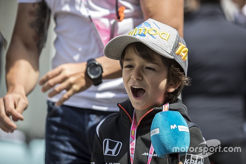 Alonso bezorgt jonge fan onvergetelijke dag in Barcelona