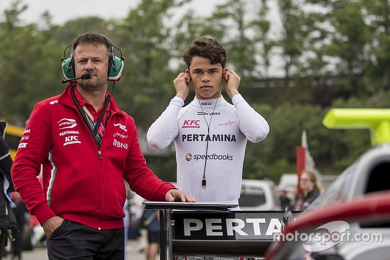 F2 Monaco: De Vries ondanks touché met Norris aan kop in training