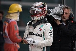 Hamilton: "Ferrari lijkt vreemd genoeg overal goed te zijn"