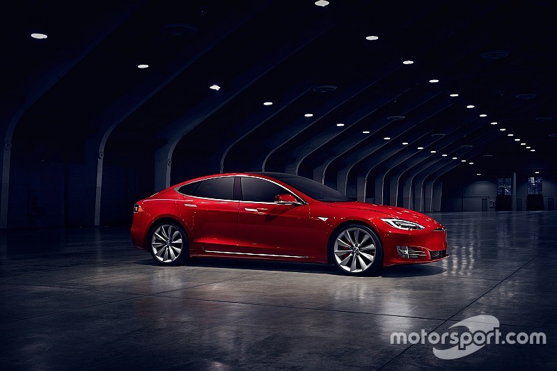 Tesla Model S отримає версію Roadster
