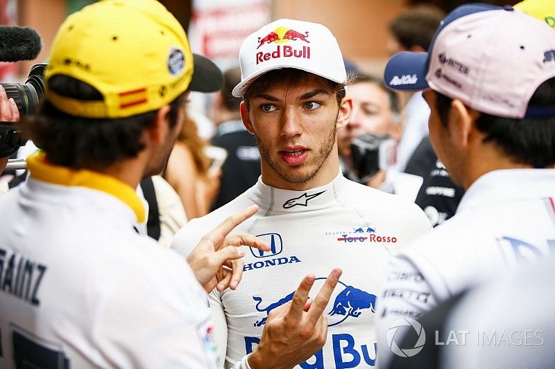 Pierre Gasly, Toro Rosso met Carlos Sainz Jr., Renault Sport F1 Team, en Sergio Perez, Force India