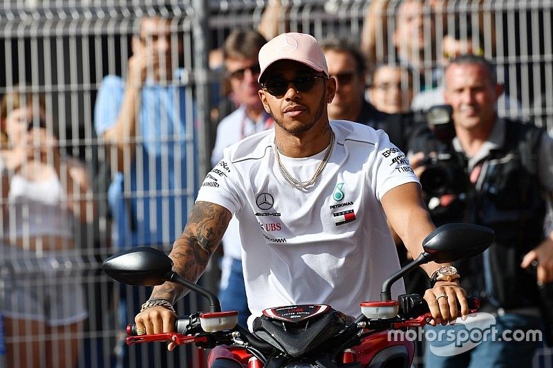 Lewis Hamilton, Mercedes-AMG F1 con su moto MV Agusta