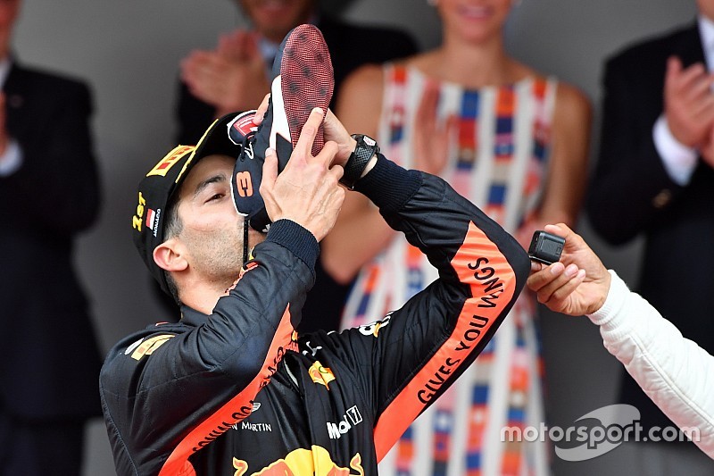 Ricciardo parti közben, cipőivással: videó
