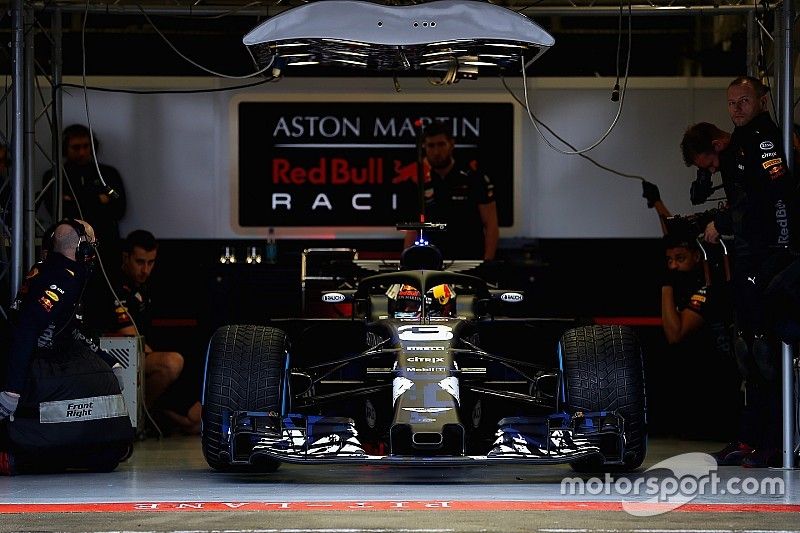 Red Bull Racing покажет новую машину в один день с Mercedes