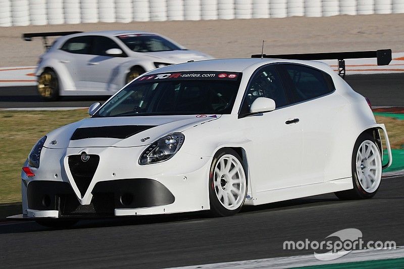 Fotogallery: le auto TCR in azione ai test BoP di Valencia