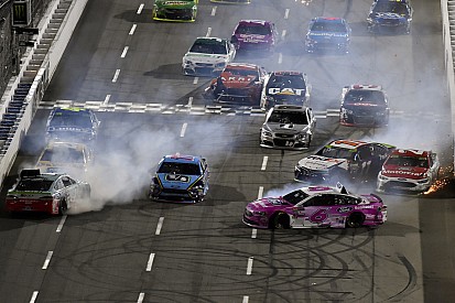 Гонка NASCAR в Мартинсвилле закончилась завалом на финише и скандалом