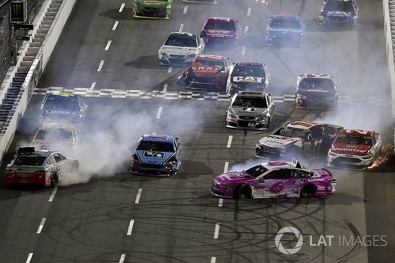 Гонка NASCAR в Мартинсвилле закончилась завалом на финише и скандалом