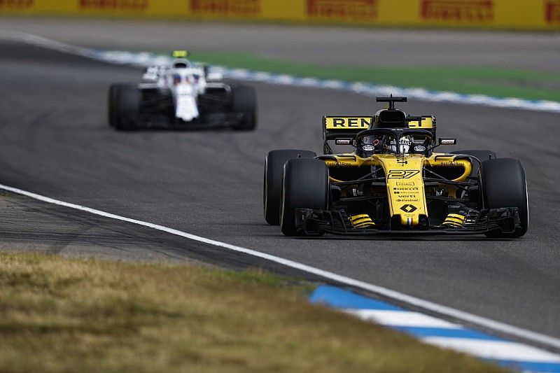 Nico Hulkenberg, Renault Sport F1 Team R.S. 18, leads Sergey Sirotkin, Williams FW41