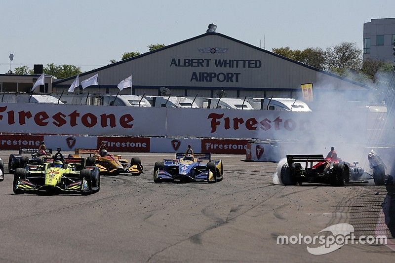 Sébastien Bourdais, Dale Coyne Racing with Vasser-Sullivan Honda takes the lead after Robert Wickens, Schmidt Peterson Motorsports Honda and Alexander Rossi, Andretti Autosport Honda crash in turn one