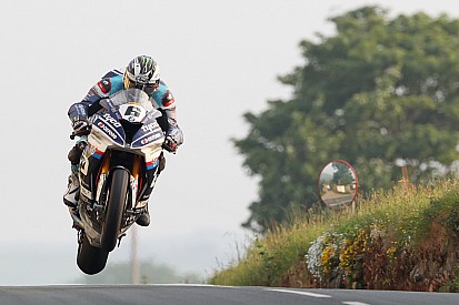 Isle of Man TT: Dunlop dedicates Superbike win to Kneen
