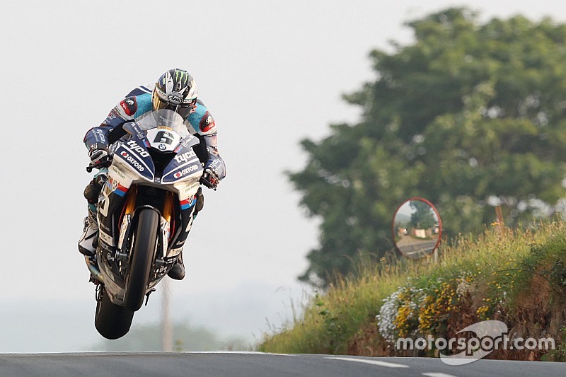 Isle of Man TT: Dunlop dedicates Superbike win to Kneen