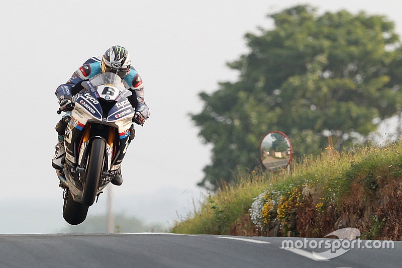 TT 2018: Michael Dunlop vince in SBK e dedica il successo a Dan Kneen
