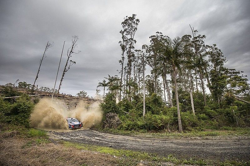 Australia WRC: Neuville still leading, Breen crashes heavily