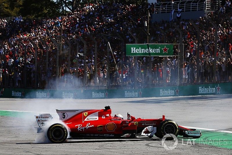 Sebastian Vettel, Ferrari SF70H, doet donuts