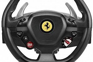 Ferrari-kormánnyal támadhatunk szimulátorozás közben