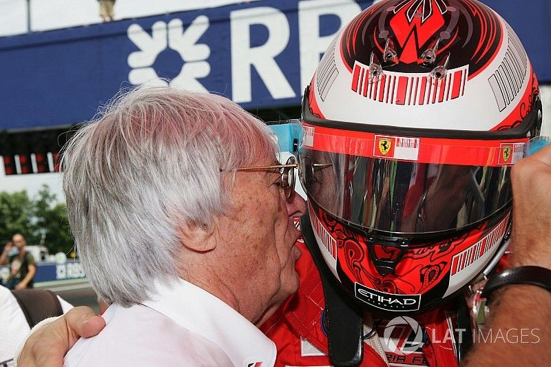 Bernie Ecclestone parle à Kimi Raikkonen, Ferrari