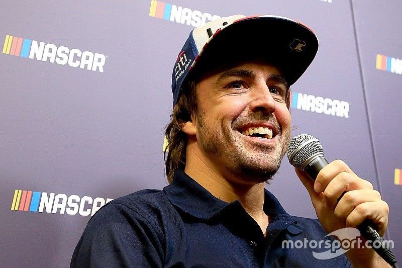 Alonso y Johnson movilizan a sus fans con un posible intercambio de volantes