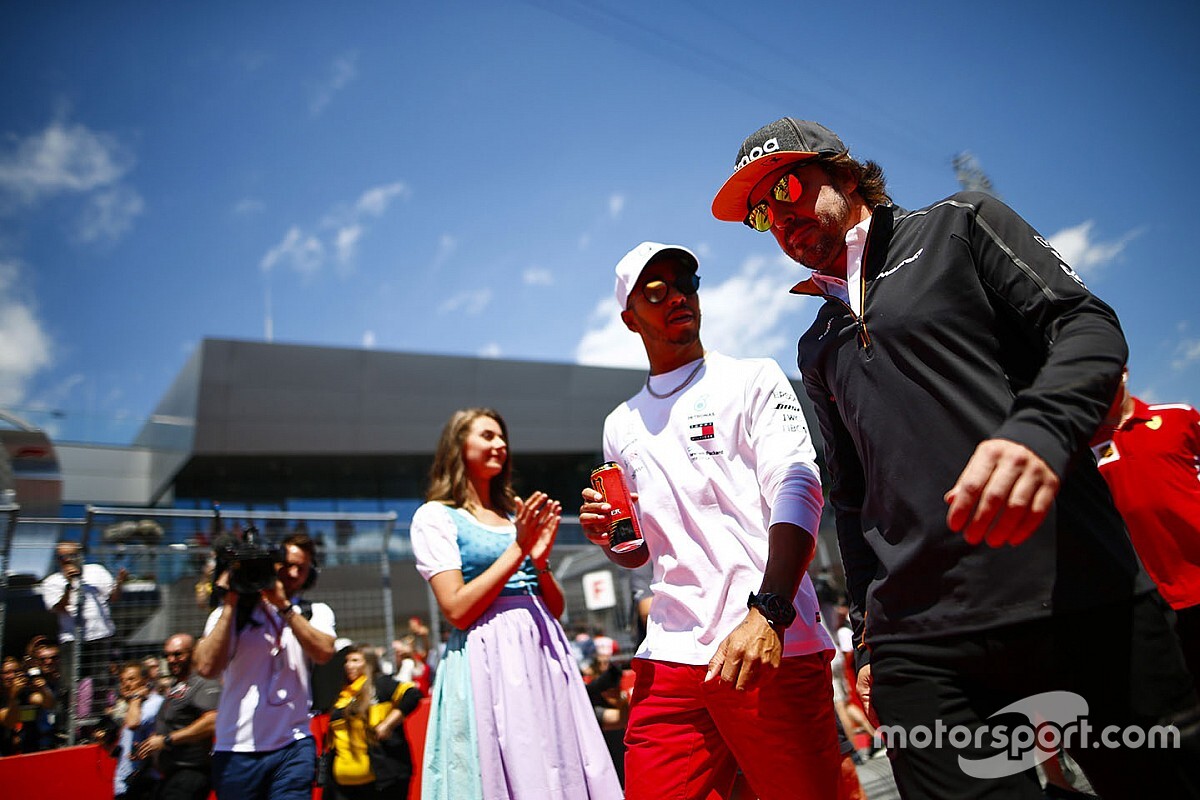Em entrevista com brasileiros, Alonso responde se é melhor que Hamilton