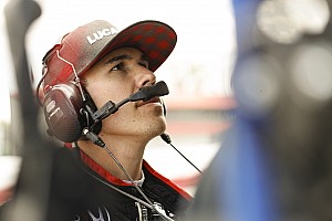 Wickens camina y lo muestra en un video