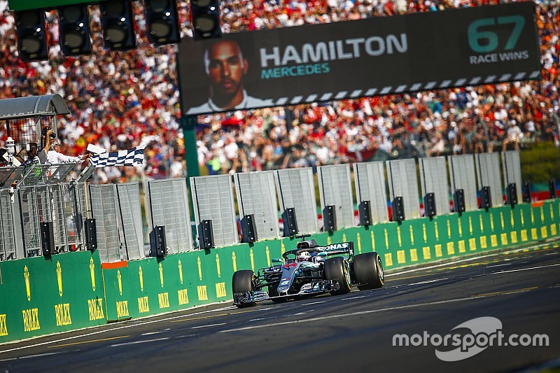 Hamilton pone deberes a Mercedes para las vacaciones