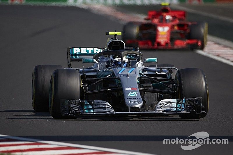 Valtteri Bottas, Mercedes AMG F1 W09, precede Kimi Raikkonen, Ferrari SF71H