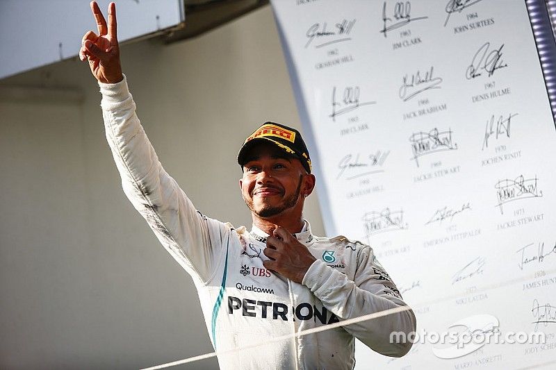 Podium: race winner Lewis Hamilton, Mercedes AMG F1