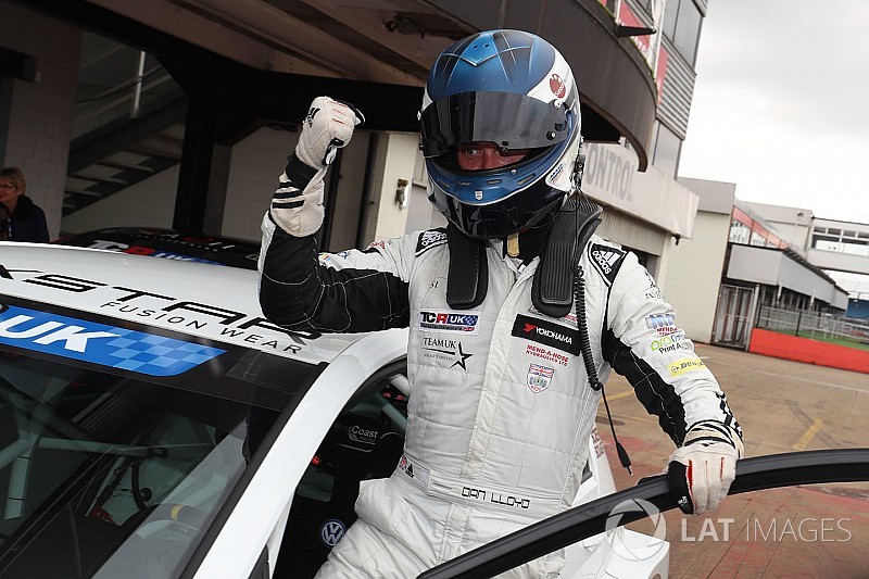 UK: a Knockhill nessuno riesce a fermare l'inarrestabile Daniel Lloyd