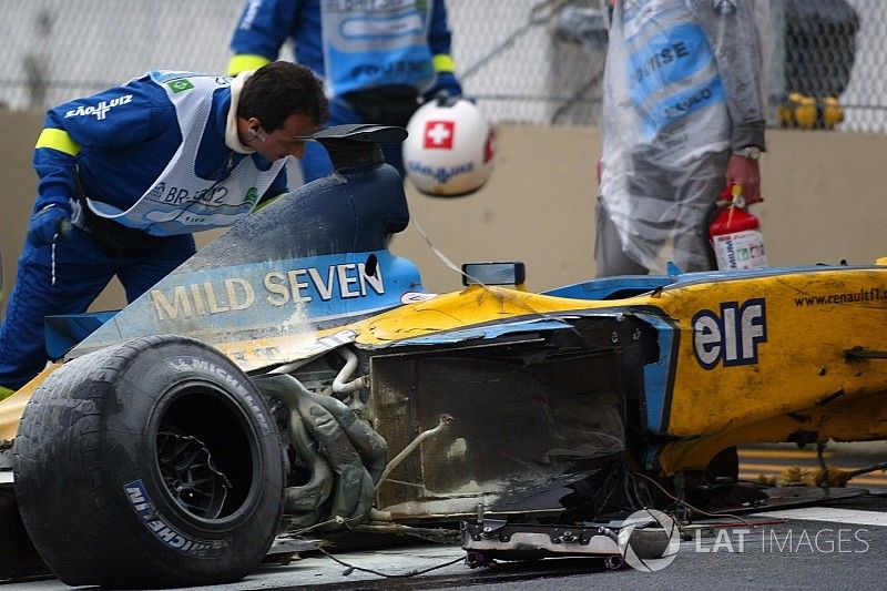 Personal médico asisten a Fernando Alonso, Renault F1 Team en pista