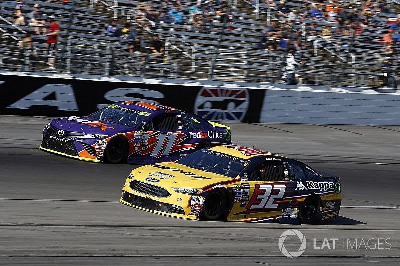 Matt DiBenedetto, GO FAS Racing Ford and Denny Hamlin, Joe Gibbs Racing Toyota