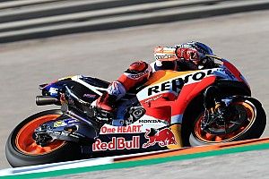 Márquez vuela en Valencia y le saca más de un segundo a Dovizioso