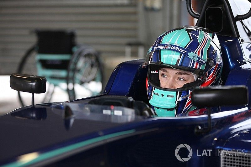 Billy Monger en su coche de carreras regreso a probar el Carlin MSV Fórmula 3