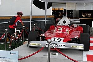 Megható: Vettel találkozása Lauda világbajnok Ferrarijával