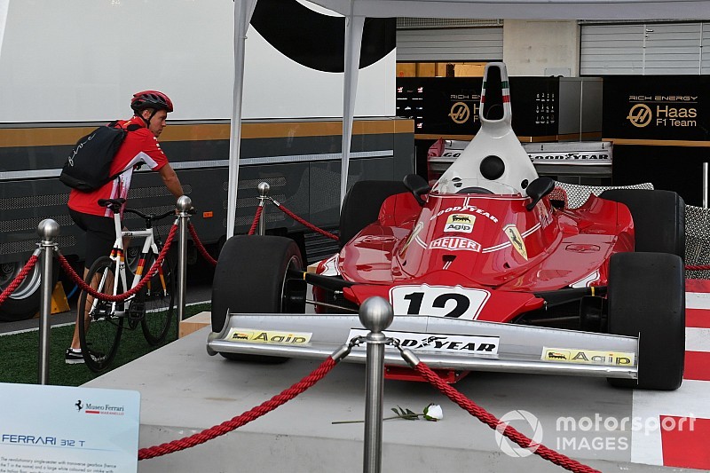 Megható: Vettel találkozása Lauda világbajnok Ferrarijával