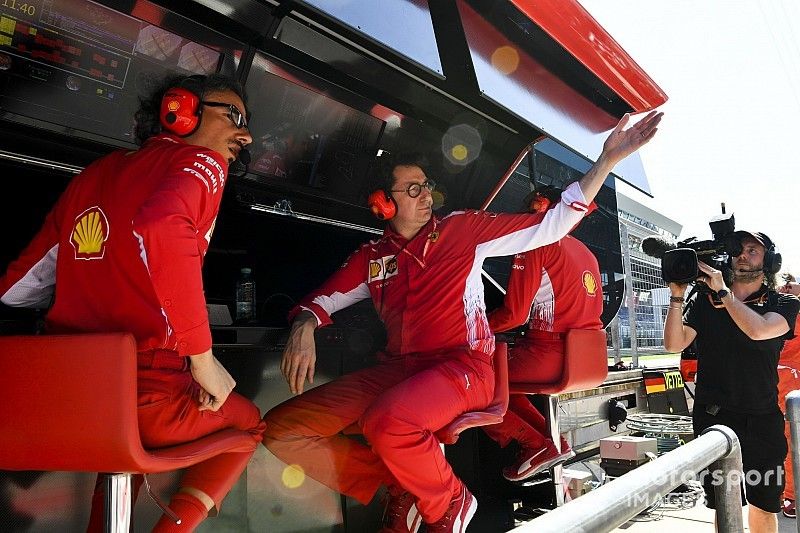 Laurent Mekies, Sporting Director, Ferrari, e Mattia Binotto, Team Principal Ferrari, fa un segno al garage per quanto riguarda un problema con l'auto di Sebastian Vettel, Ferrari SF90, in qualifica