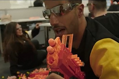 VIDEO: Ricciardo e Hulk ‘guerreiam’ com armas de brinquedo em fábrica da Renault