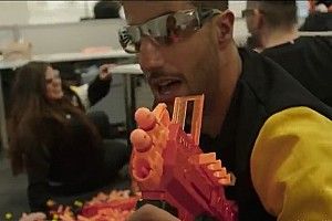 VIDEO: Ricciardo e Hulk ‘guerreiam’ com armas de brinquedo em fábrica da Renault