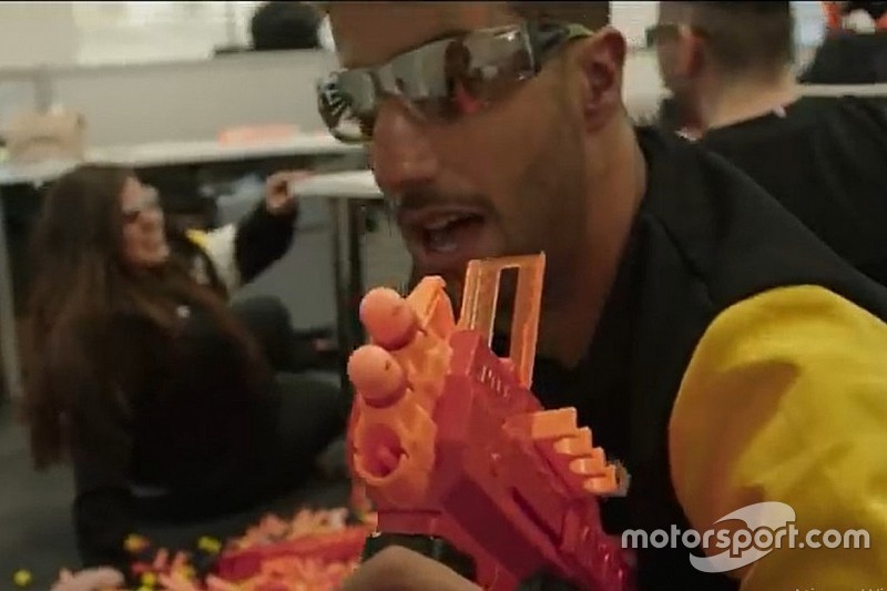 VIDEO: Ricciardo e Hulk ‘guerreiam’ com armas de brinquedo em fábrica da Renault